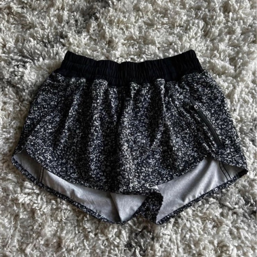 Lululemon Tracker Short IV (4-way Stretch 4") Daisy Dust Alpine White Black